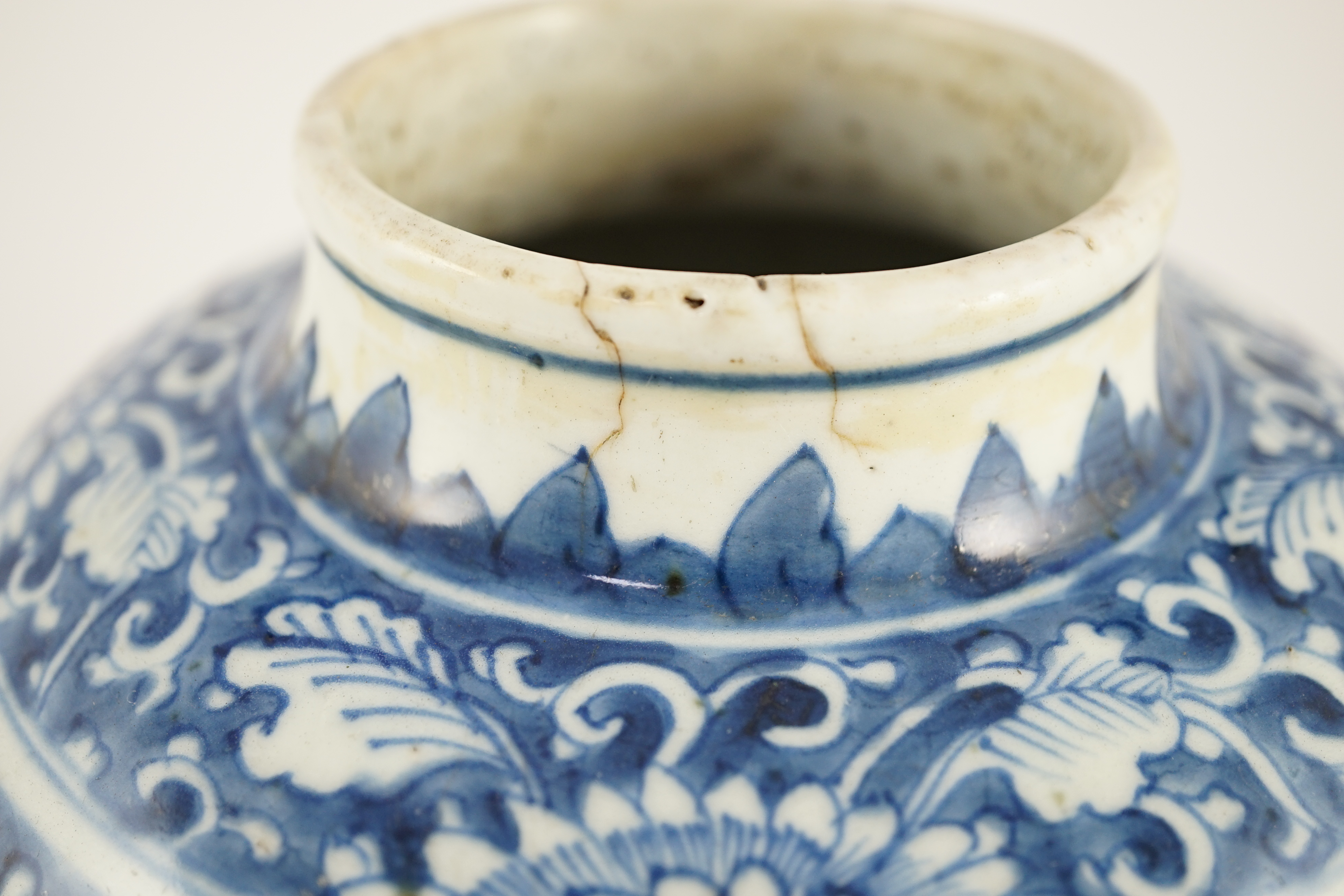 A 17th century Chinese blue and white jar, Shunzhi or Kangxi period